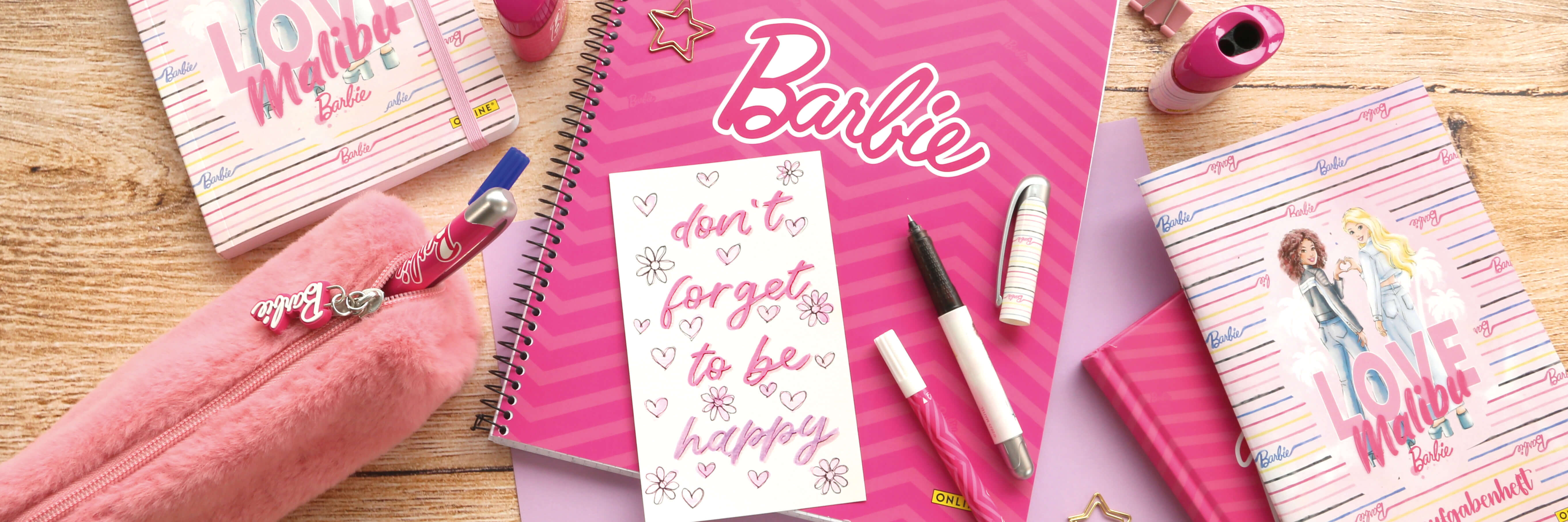 Barbie Produkte Stifte, Block und Karte liegen auf dem Schreibtisch