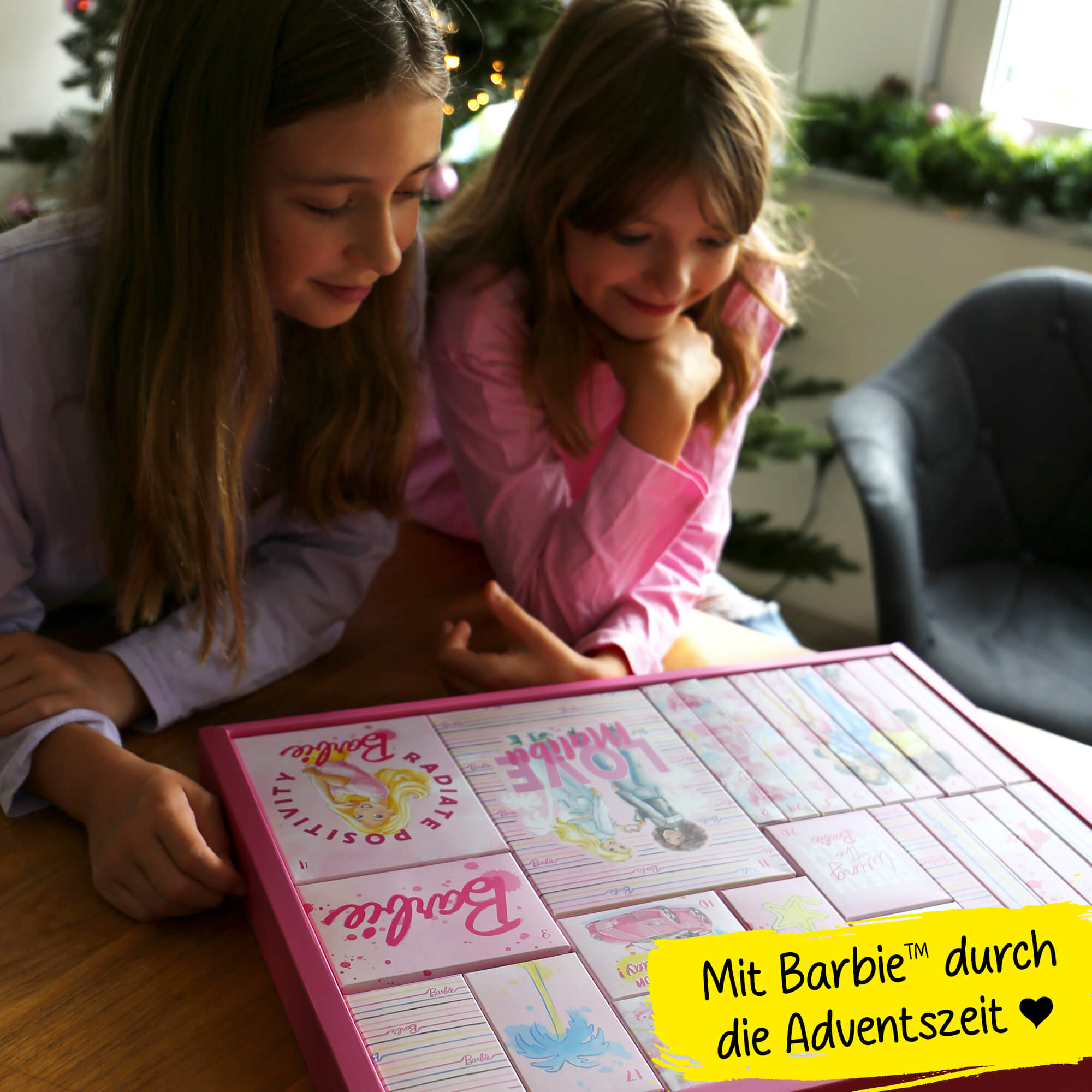 Kinder öffnen den Adventskalender Barbie 2025