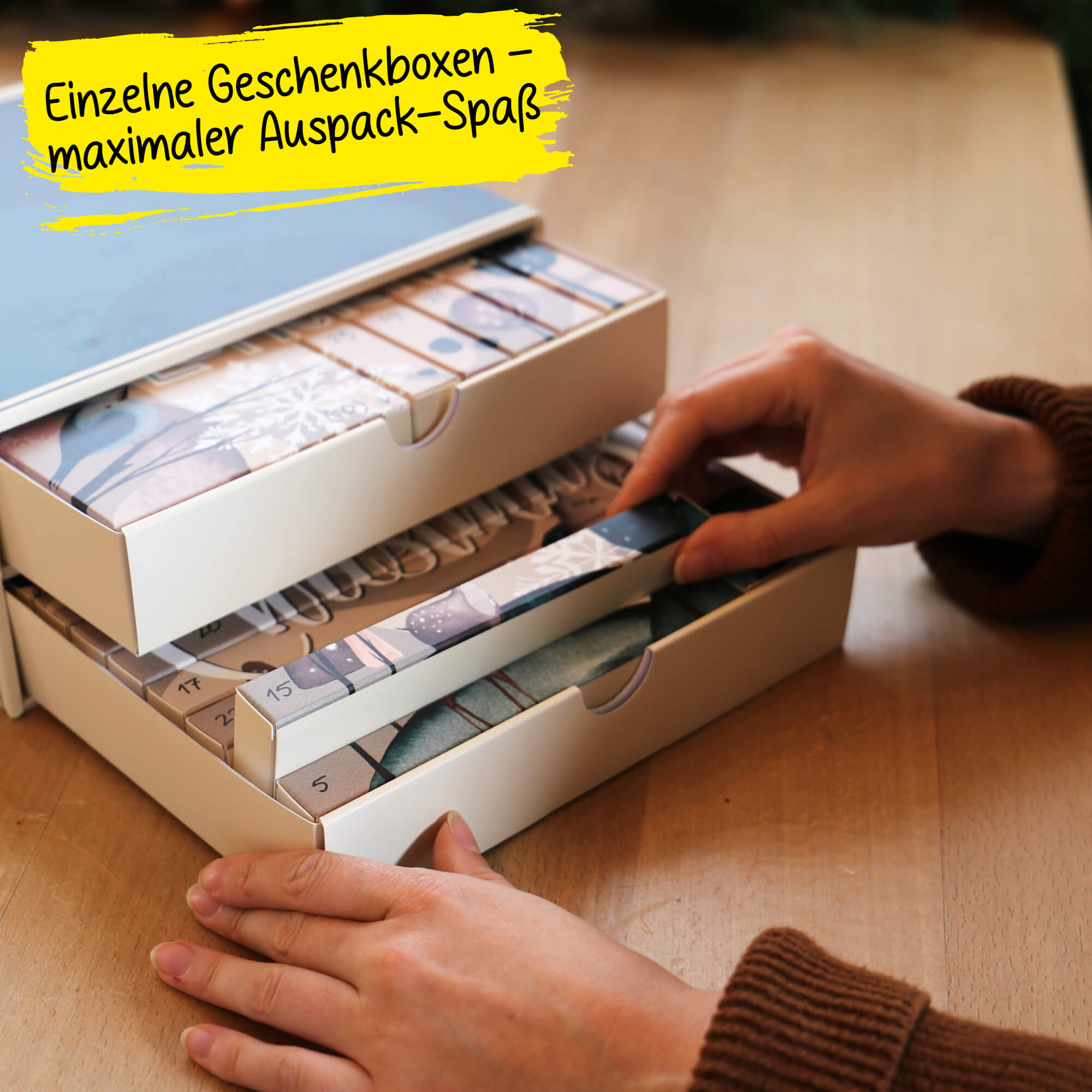 Kalender, beide Schubladen sind geöffnet, sodass man die Boxen innen sieht